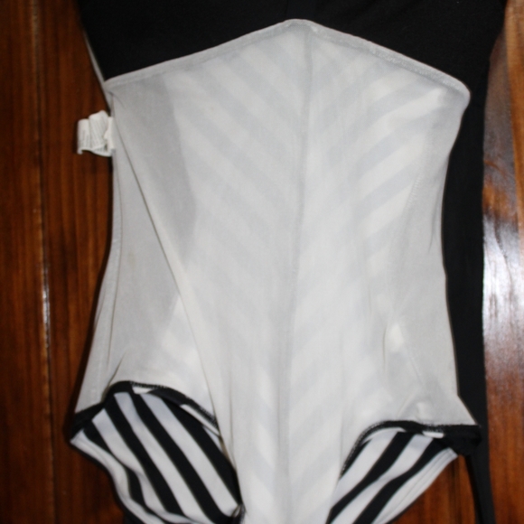 Por Llana Thomaz Rio De Janeiro Retro One Piece Swim Suit Black and White - Picture 5 of 11